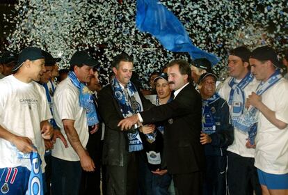 Mourinho celebra el título de la liga portuguesa conquistado en 2003 con el Oporto, rodeado por sus jugadores.