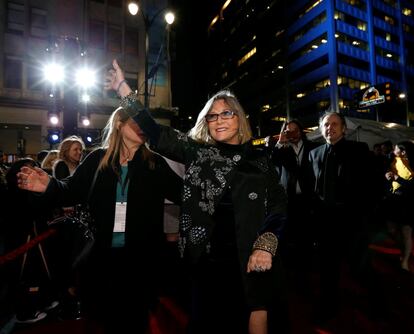 A atriz Carrie Fisher em sua chegada à estreia de 'Star Wars: O despertar da Força' em Hollywood, em 14 de dezembro de 2015.