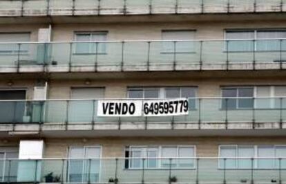 Un cartel anuncia la venta de una vivienda en un inmueble. EFE/Archivo