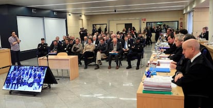 El expresidente de Bankia Rodrigo Rato junto al resto de acusados, durante la primera sesión del juicio por la salida a Bolsa de la entidad en 2011 en la Audiencia Nacional de San Fernando de Henares.