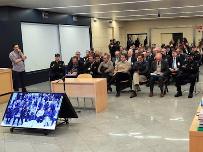 El expresidente de Bankia Rodrigo Rato junto al resto de acusados, durante la primera sesión del juicio por la salida a Bolsa de la entidad en 2011 en la Audiencia Nacional de San Fernando de Henares. 