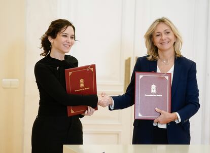 La presidenta de la Comunidad de Madrid, Isabel Díaz Ayuso, con la presidenta del Consejo de Île-de-France, Valérie Pécresse, tras la firma de un convenio entre ambas administraciones.