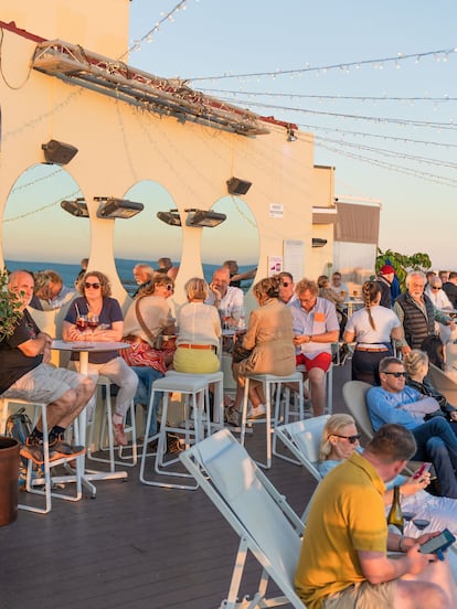 Turistas en la azotea del hotel Málaga Palacio.