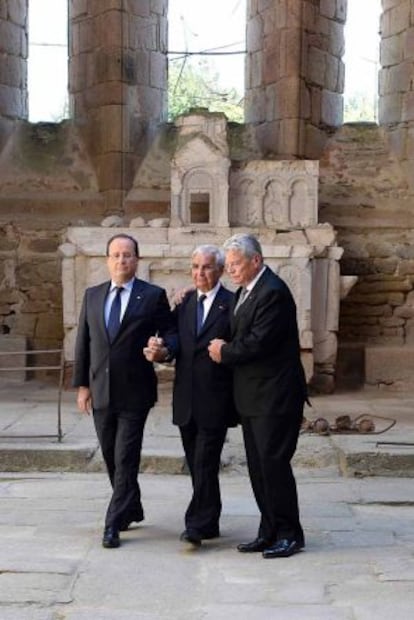 Hollande, Gauck y un superviviente de la masacre de Oradour-sur-Glane, en las ruinas de la iglesia del pueblo.