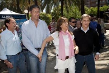 Xavier García Albiol, segundo por la izquierda, acompañado de Alicia Sanchez Camacho y Albert Fernández Diaz, candidato por barcelona, en un acto de campaña.