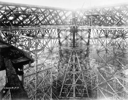 Imagen tomada entre 1887 y 1888 durante la construcción del primer nivel de la torre de acero. En ella se pueden apreciar los complejos andamios que se instalaron para edificarla. Las vigas de este nivel superaban los 60 metros.