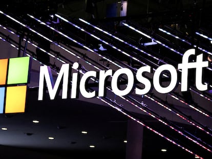 El logotipo de Microsoft se ve en el Congreso Mundial de Móviles (MWC) de Barcelona, en febrero.