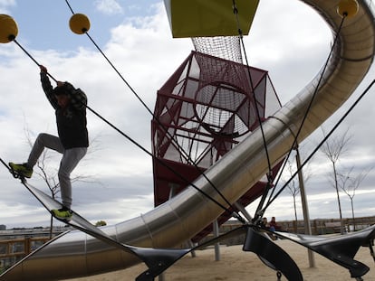 Un niño juega en un parque infantil en Madrid.