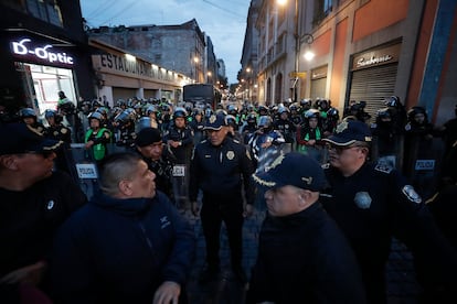 Miembros de la Policía resguardan los alrededores de la sede alterna del Senado en Xicohténcatl, a donde se trasladó el órgano legislativo tras la irrupción de los manifestantes en la sede regular.