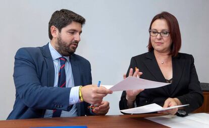 Fernando López Miras (PP) e Isabel Franco (C's), durante la firma este lunes.