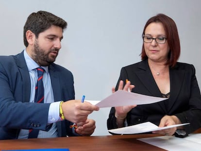 Fernando López Miras (PP) e Isabel Franco (C's), durante la firma este lunes.