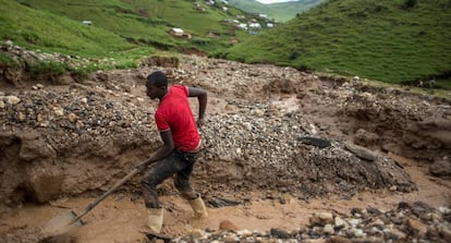 Un minero trabaja en una explotación cerca de Numbi, en el este de la República Democrática del Congo.  