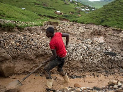 Un minero trabaja en una explotación cerca de Numbi, en el este de la República Democrática del Congo.  