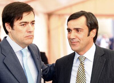 Jabyer Fernández, a la derecha, presidente de Iurbenor, junto al consejero de esta empresa, Fernando García Macua.