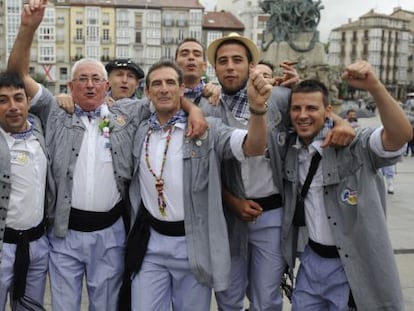 Un grupo de blusas vitorianos se divierte en la plaza de la Virgen Blanca. 