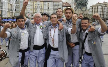 Un grupo de blusas vitorianos se divierte en la plaza de la Virgen Blanca.