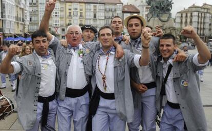 Un grupo de blusas vitorianos se divierte en la plaza de la Virgen Blanca. 