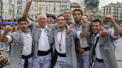 Un grupo de blusas vitorianos se divierte en la plaza de la Virgen Blanca. 