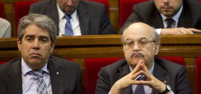 Francesc Homs, consejero de la Presidencia, y Andreu Mas-Colell, de Economía, en un Pleno del Parlament.