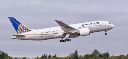 El primer B787 de United Airlines despega en el aeropuerto de Paine Field, en Everett, Washington.