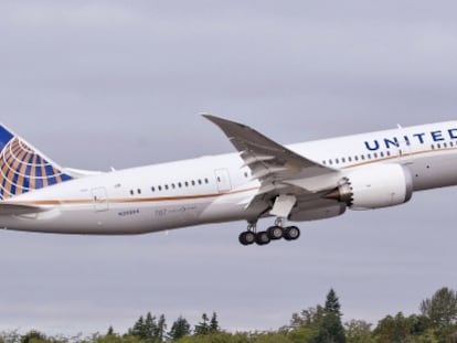 El primer B787 de United Airlines despega en el aeropuerto de Paine Field, en Everett, Washington.