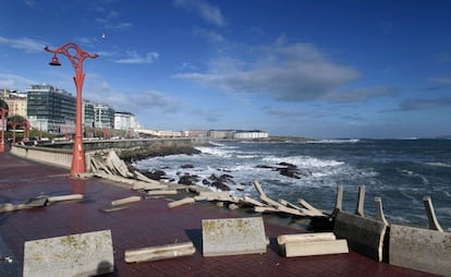 <b>Tercera alerta en una semana.</b> La furia de las olas ha llegado incluso a derribar la balaustrada del paseo marítimo de A Coruña -en la imagen- y ha destrozado parte del mobiliario urbano. Este viernes se ha activado la tercera alerta en una semana en la comunidad.