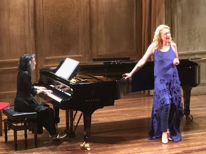 La pianista Mitsuko Uchida y la mezzosoprano Magdalena Kožená durante su recital en Bilbao.