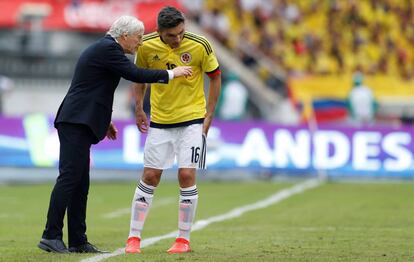 Pekerman da instrucciones a Torres.