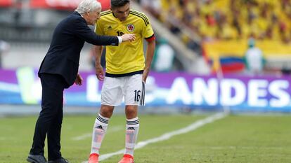 Pekerman da instrucciones a Torres.