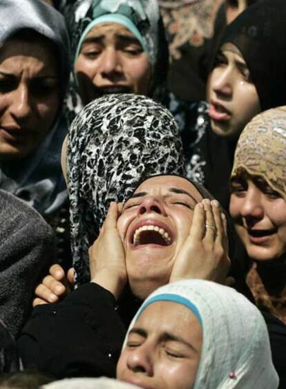 Mujeres palestinas lloran la muerte de dos milicianos abatidos por fuerzas israelíes en Cisjordania.