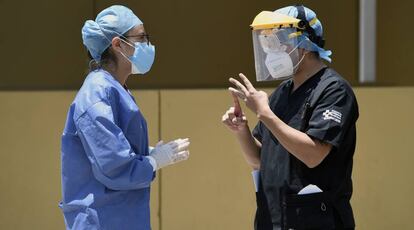 Personal sanitario en el exterior del Hospital General de Ciudad de México. 