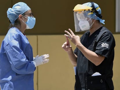 Personal sanitario en el exterior del Hospital General de Ciudad de México. 