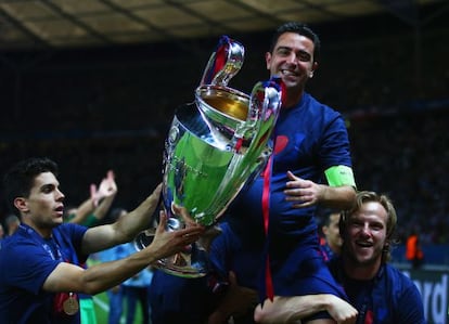 Xavi, amb el trofeu que acredita el Barça com a campió d'Europa.