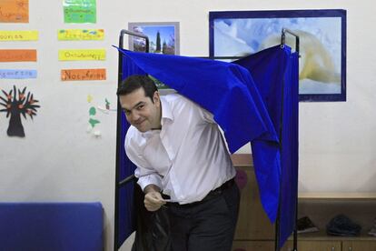 L'ex-primer ministre grec i líder de Syriza, Alexis Tsipras, s'ha mostrat optimista que el poble donarà avui el seu vot a un Govern que els propers quatre anys "donarà la batalla, no només a Europa sinó dins del país". A la imatge, Tsipras, moments abans de dipositar el seu vot en un col·legi electoral a Atenes.