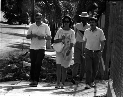 Desde la izquierda, Antxón Etxebeste, Belén Gonzalez Peñalva y José María Gantxegi Peio, miembros de la banda terrorista ETA deportados a la República Dominicana, paseando por una calle en mayo de 1989.