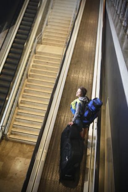 Una viajera circula por una cinta mecánica del aeropuerto de Barajas.