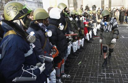 Integrantes del grupo de extrema derecha del llamado 'Sector Derecho' la plaza de la Independencia de Kiev. El presidente de Ucrania, Viktor Yanukovich, se ha reunido este sábado con los líderes de la oposición en un esfuerzo para detener la violencia de las protestas en Kiev, tras conocerse el fallecimiento hoy de otro manifestante por las heridas recibidas esta semana durante los enfrentamientos con la Policía.