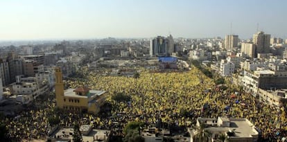 Una multitud de simpatizantes de Al Fatah celebran el 48º aniversario del movimiento en la ciudad de Gaza.