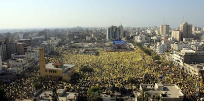 Una multitud de simpatizantes de Al Fatah celebran el 48&ordm; aniversario del movimiento en la ciudad de Gaza.