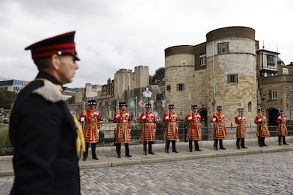 Los custodios yeomen, conocidos por los 'Beefeaters', permanecen en formación durante el acto de proclamación del rey Carlos III, en el exterior del palacio de Saint James. 