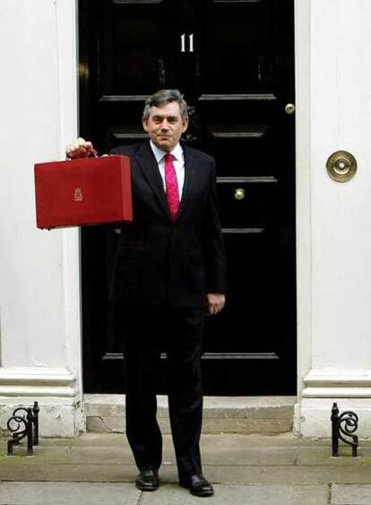 El ministro del Tesoro, Brown, muestra una cartera con los presupuestos.
