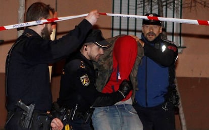 La Policía Nacional se lleva a uno de los cuatro hombres detenidos.