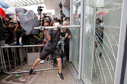 Un manifestante rompe los cristales de un edificio gubernamental en Hong Kong, este lunes.