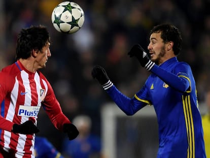 Savic cabecea ante Erokhin, del Rostov.