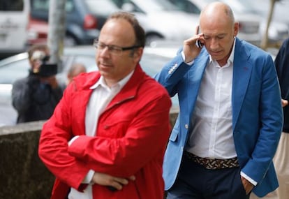 Prosecutor Antonio Roma (in red jacket) and Judge Luis Aláez several days after the accident.