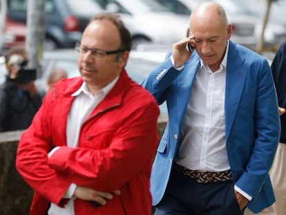 Prosecutor Antonio Roma (in red jacket) and Judge Luis Aláez several days after the accident.