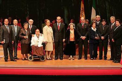 Manuel Chaves con los premiados en el Día de Andalucía, ayer en el Teatro Maestranza de Sevilla.