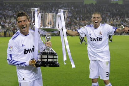 Cristiano Ronaldo y Pepe celebran la victoria