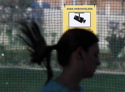 Una joven corre por el parque donde están las cámaras.