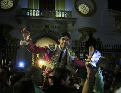 Sebastián Castella, a hombros por la Puerta del Príncipe de La Maestranza.